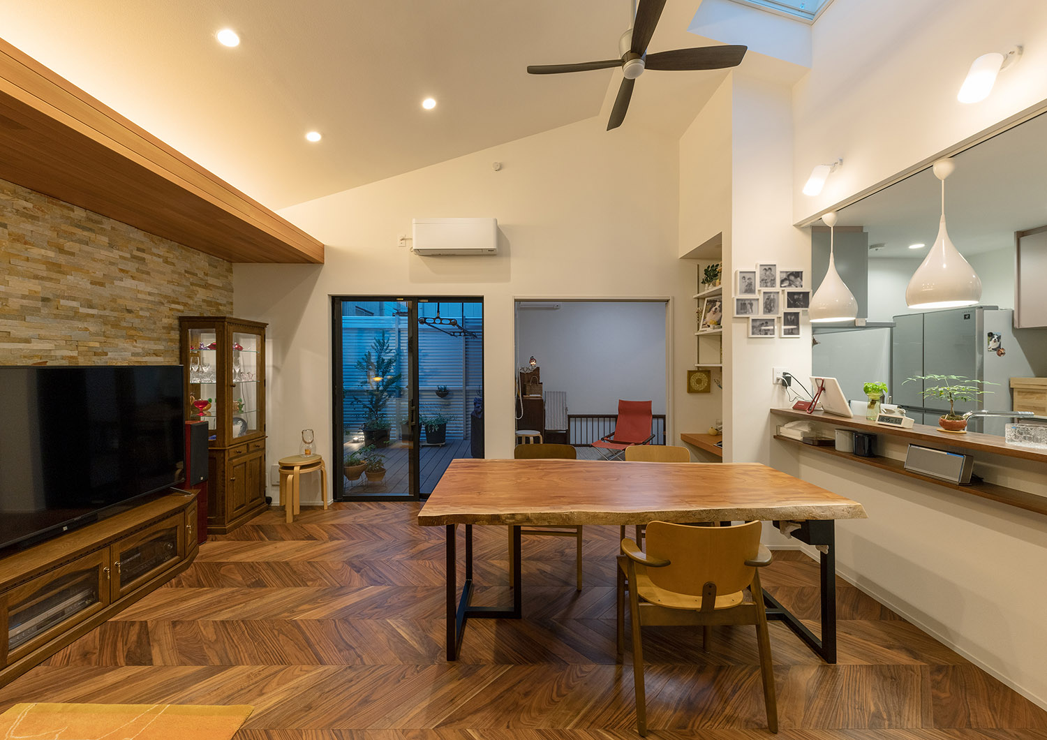 注文住宅・LDK・バリアフリー住宅・平屋・テラスとつながる・ヘリンボーンの床 注文住宅・デザイン住宅建築実例_『CASE740 光とともに』_LDK