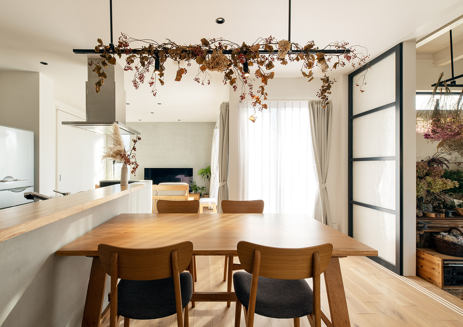 注文住宅・LDK・ダイニング・ハイドア・コーナー窓 注文住宅・デザイン住宅建築実例_『CASE741 モルタライク』_LDK