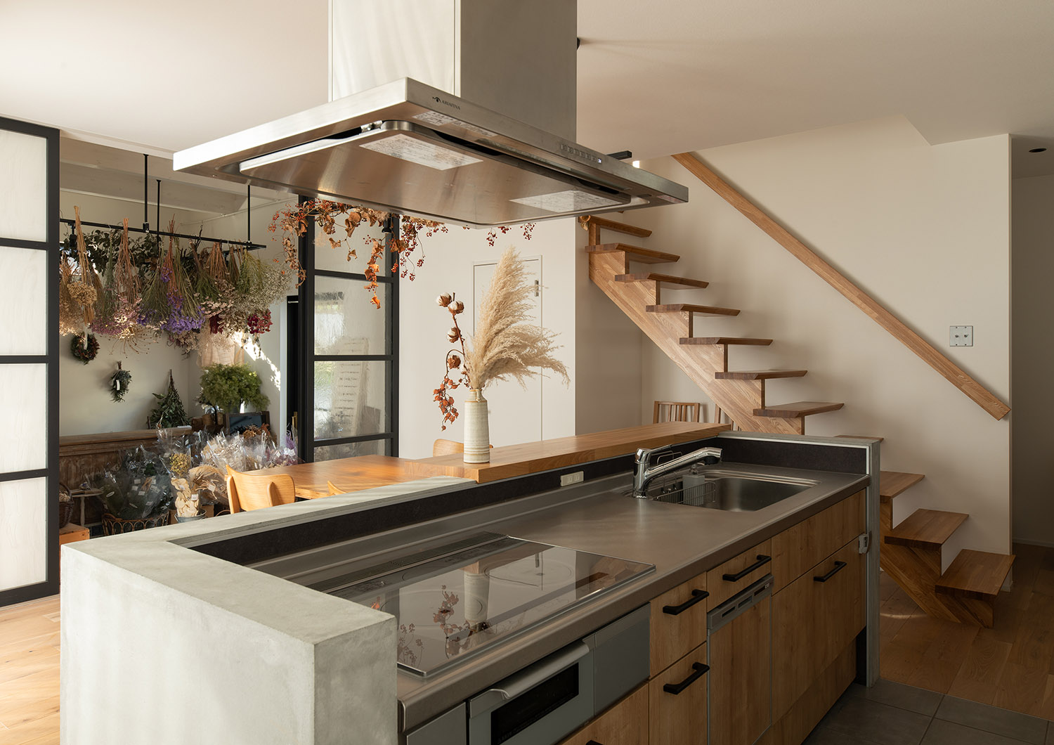 注文住宅・キッチン・アイランドキッチン・ウッドカウンターのあるキッチン 注文住宅・デザイン住宅建築実例_『CASE741 モルタライク』_キッチン