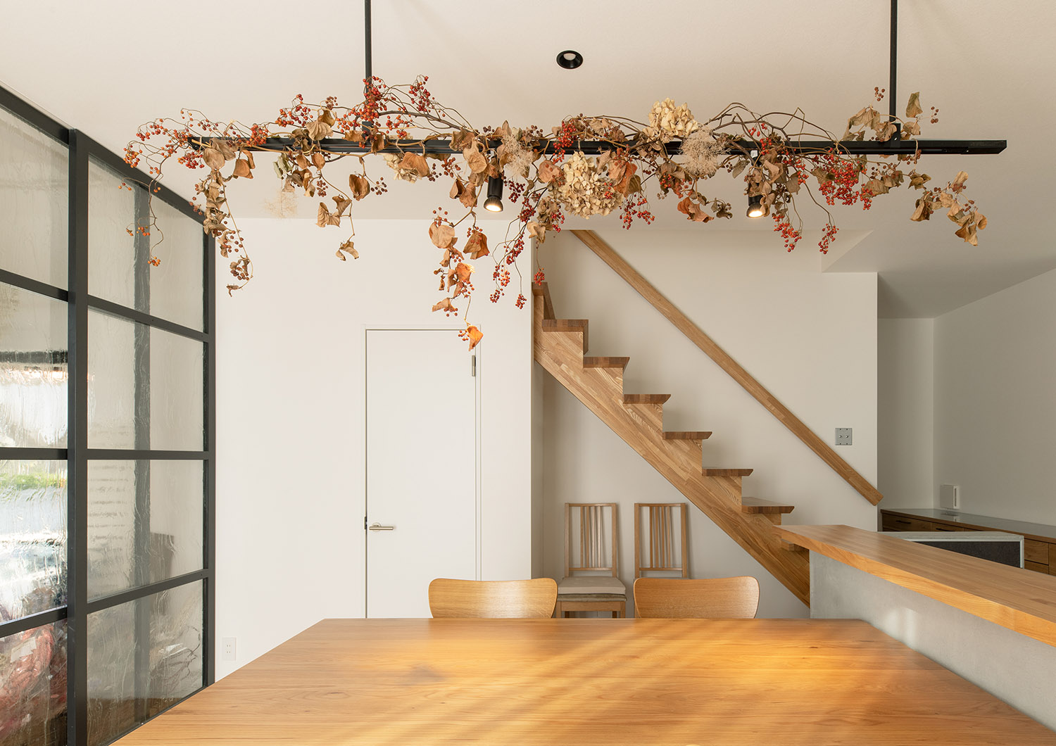 注文住宅・LDK・ダイニング・ハイドア・ガラスの引き戸・スケルトン階段 注文住宅・デザイン住宅建築実例_『CASE741 モルタライク』_LDK