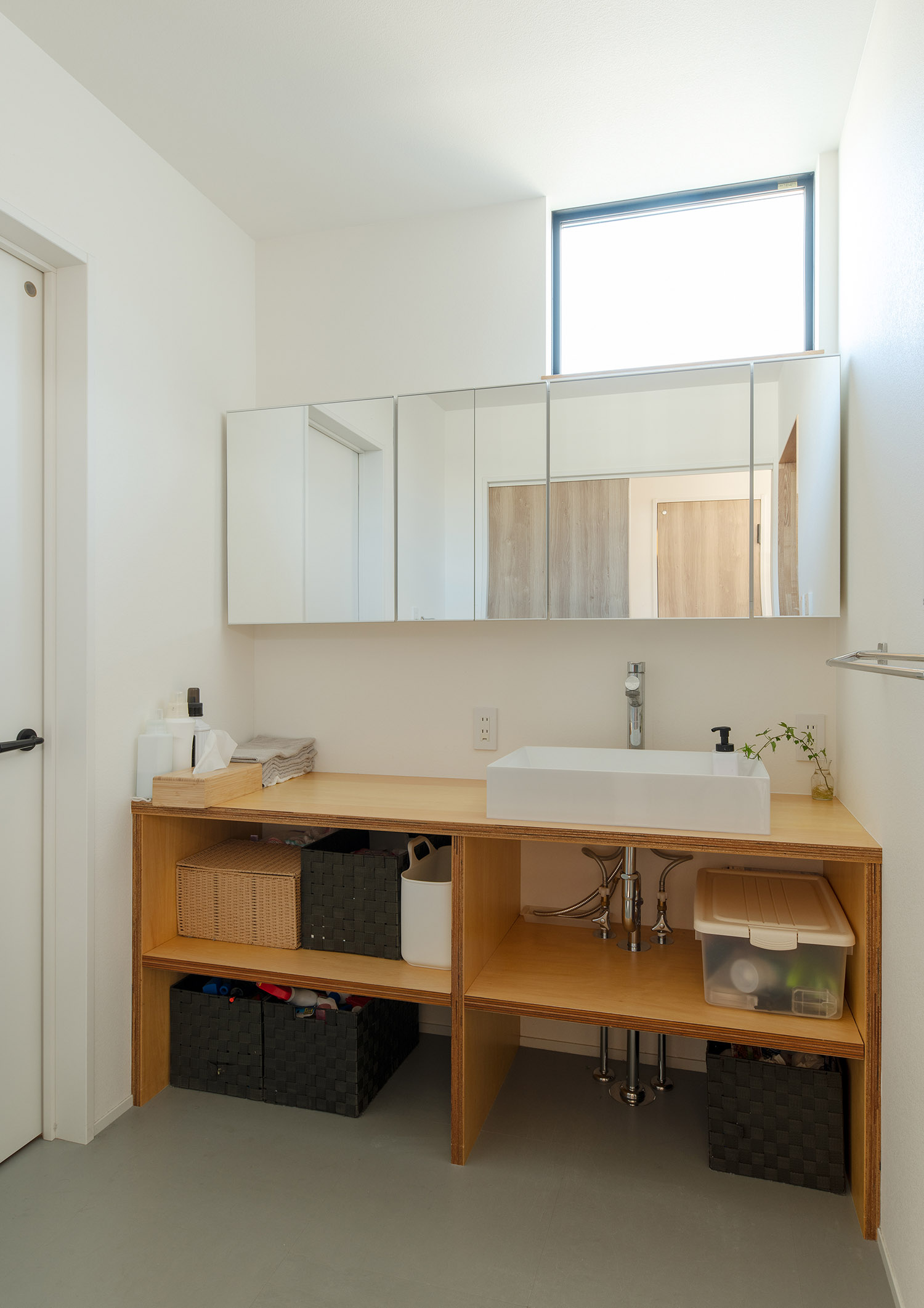 注文住宅・洗面所・清潔感のある洗面所・ミラーキャビネット 注文住宅・デザイン住宅建築実例_『CASE741 モルタライク』_浴室・洗面所