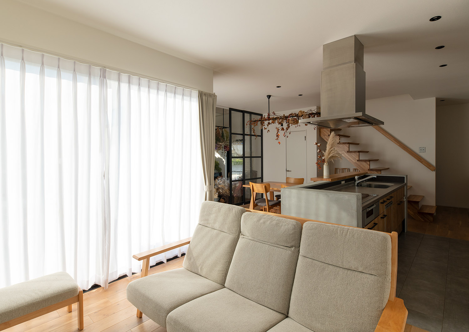 注文住宅・LDK・リビング・大きい窓のあるリビング 注文住宅・デザイン住宅建築実例_『CASE741 モルタライク』_LDK