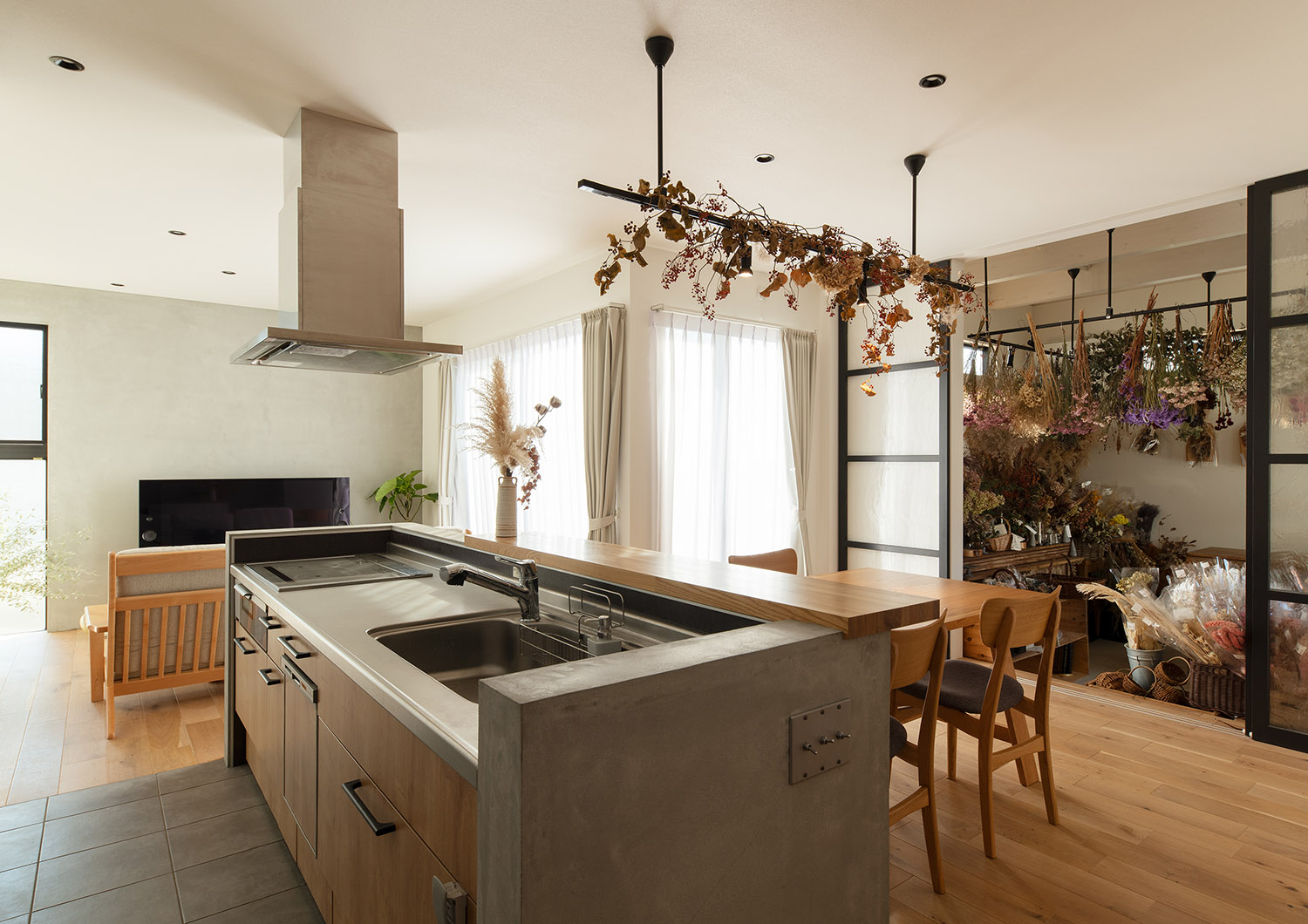 注文住宅・キッチン・アイランドキッチン・ウッドカウンターのあるキッチン 注文住宅・デザイン住宅建築実例_『CASE741 モルタライク』_キッチン