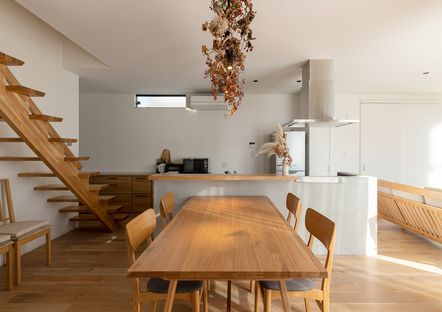 注文住宅・LDK・ダイニング・ダイニングキッチン・木のダイニング 注文住宅・デザイン住宅建築実例_『CASE741 モルタライク』_LDK