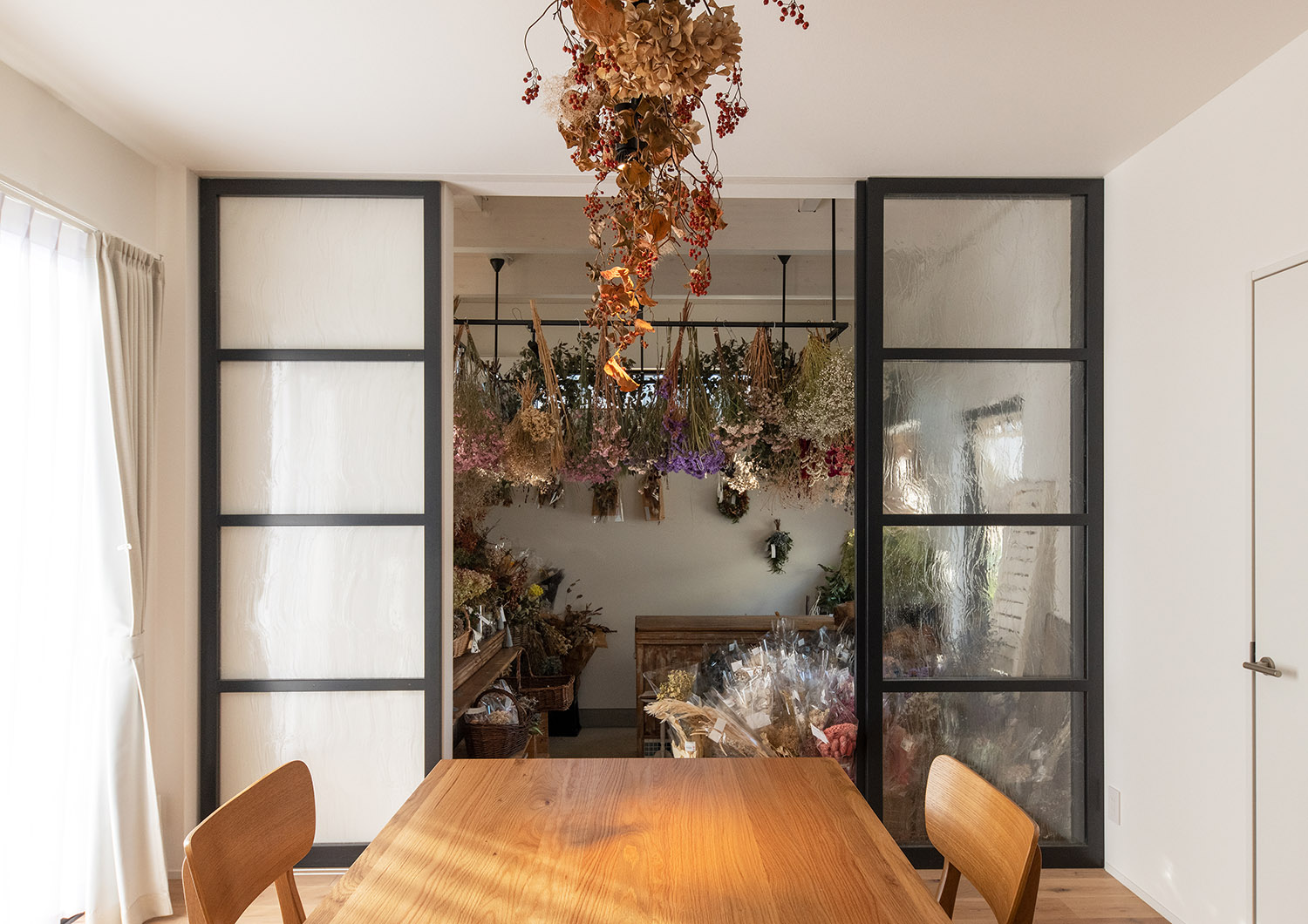 注文住宅・LDK・ダイニング・ハイドア・ガラスの引き戸 注文住宅・デザイン住宅建築実例_『CASE741 モルタライク』_LDK