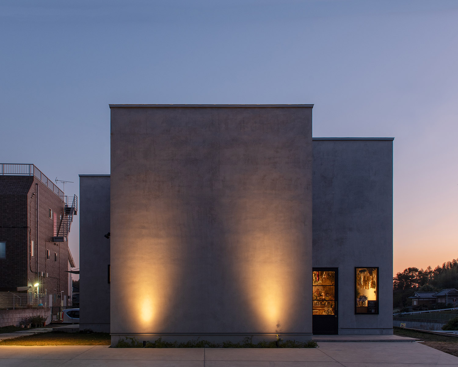 注文住宅・外観・モルタルの外観・グレーの外観・屋外照明 注文住宅・デザイン住宅建築実例_『CASE741 モルタライク』_外観