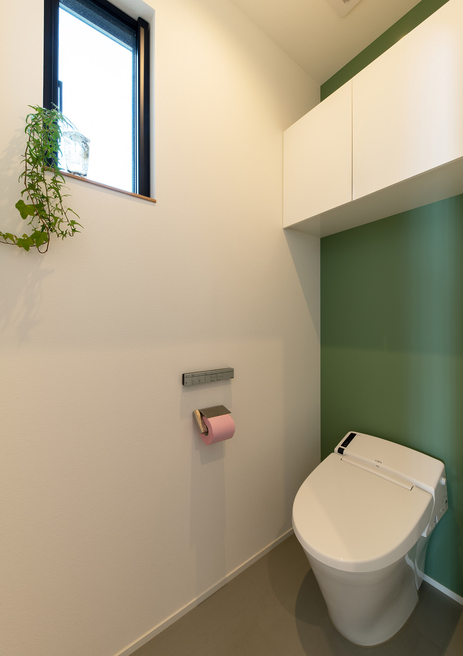 注文住宅・トイレ・アクセントクロス 注文住宅・デザイン住宅建築実例_『CASE741 モルタライク』_トイレ