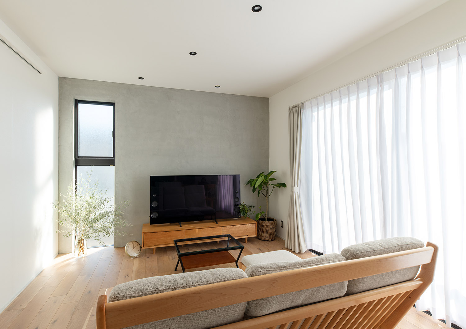 注文住宅・LDK・リビング・大きい窓のあるリビング・スリット窓のあるリビング 注文住宅・デザイン住宅建築実例_『CASE741 モルタライク』_LDK