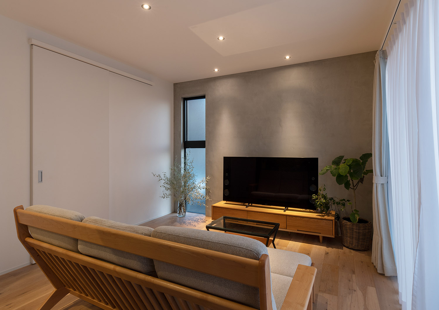 注文住宅・LDK・リビング・大きい窓のあるリビング・ダウンライトのあるリビング 注文住宅・デザイン住宅建築実例_『CASE741 モルタライク』_LDK