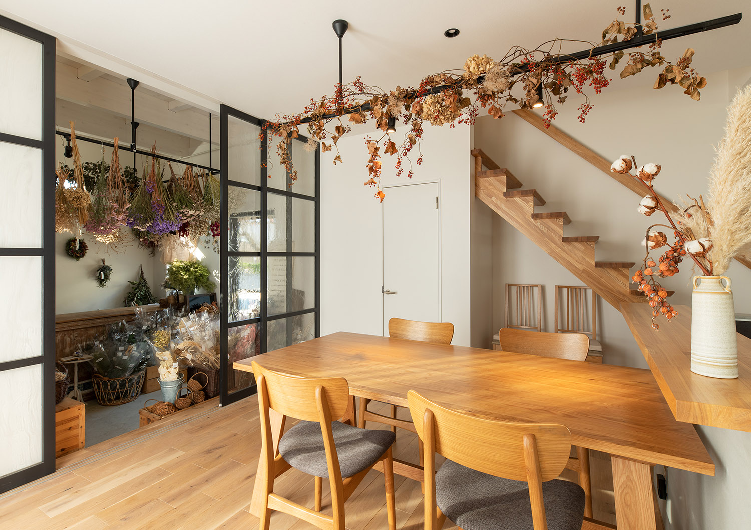 注文住宅・LDK・ダイニング・ハイドア・ガラスの引き戸 注文住宅・デザイン住宅建築実例_『CASE741 モルタライク』_LDK