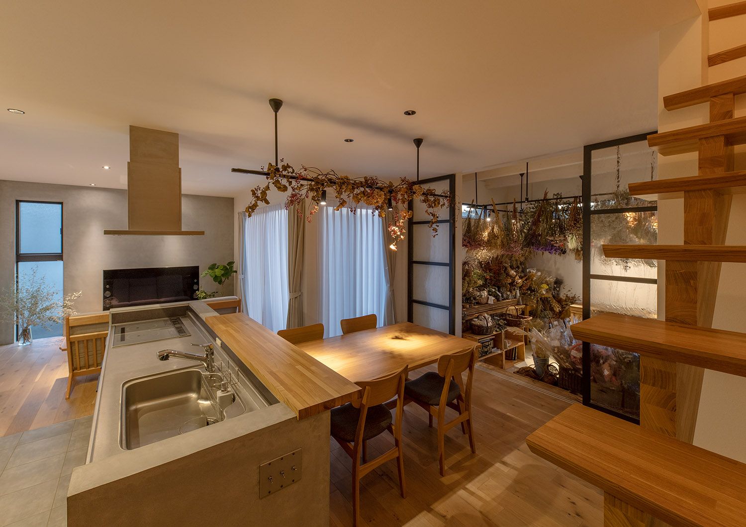 注文住宅・スケルトン階段・木製のスケルトン階段 注文住宅・デザイン住宅建築実例_『CASE741 モルタライク』_LDK