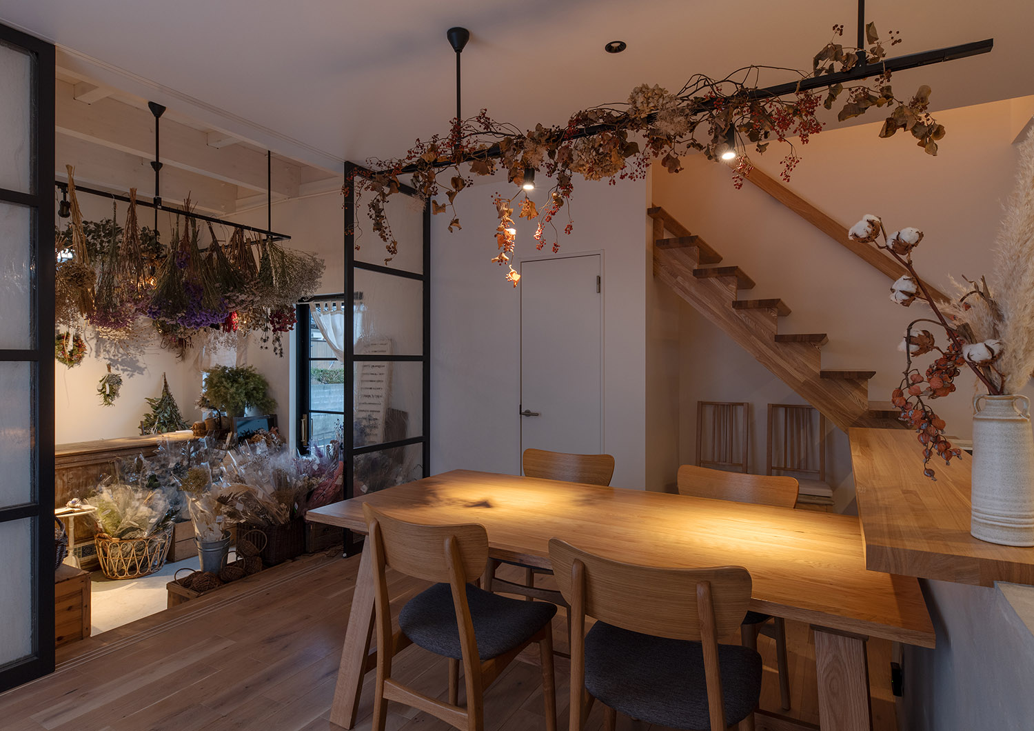 注文住宅・ダイニングキッチン・ダクトレール・ペンダントライト 注文住宅・デザイン住宅建築実例_『CASE741 モルタライク』_LDK