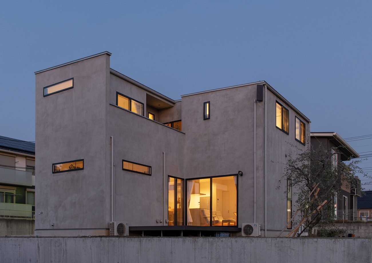 注文住宅・外観・モルタルの外観・グレーの外観・スリット窓・FIX窓 注文住宅・デザイン住宅建築実例_『CASE741 モルタライク』_外観