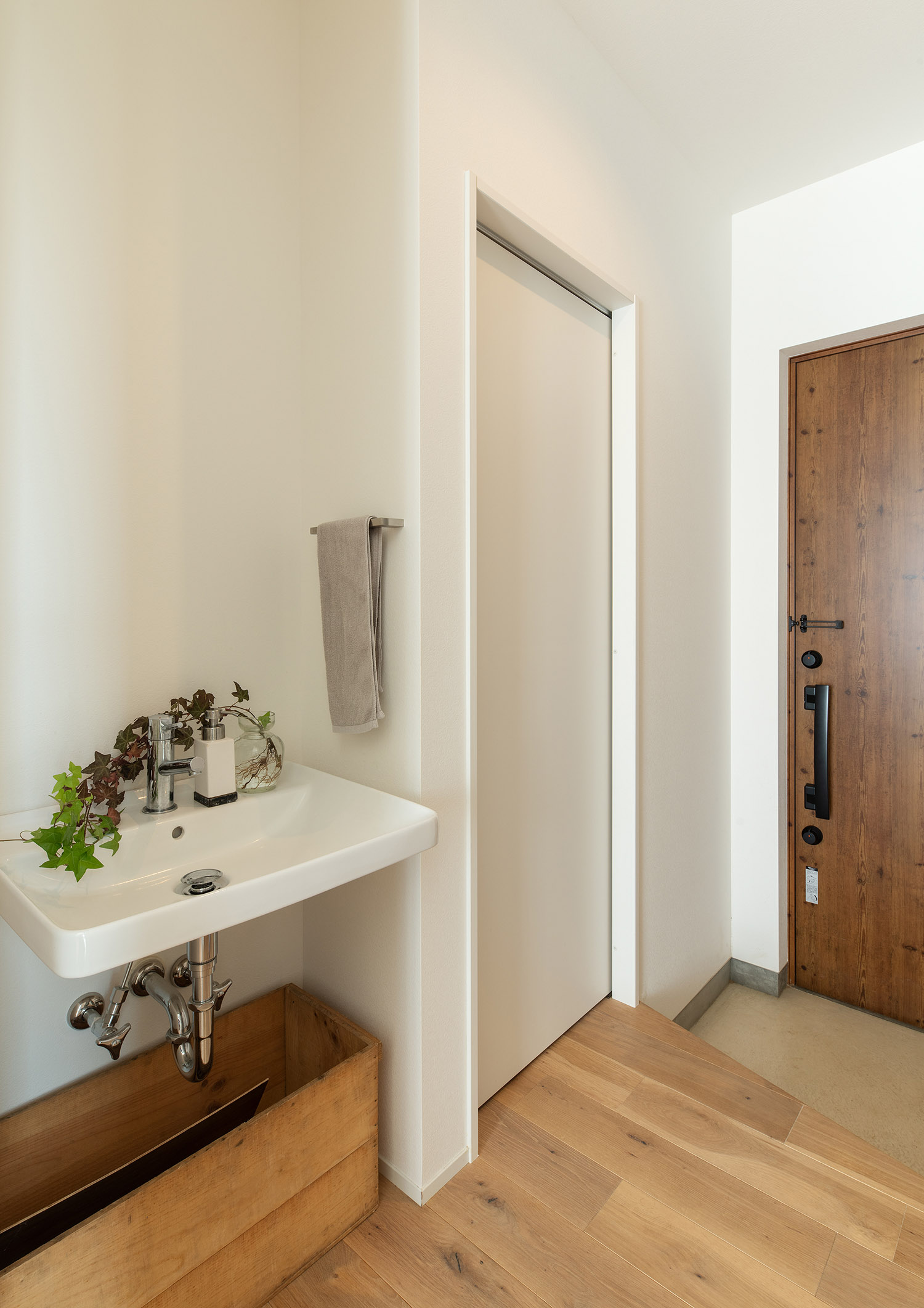 注文住宅・玄関・玄関手洗い・手洗いカウンター 注文住宅・デザイン住宅建築実例_『CASE741 モルタライク』_玄関