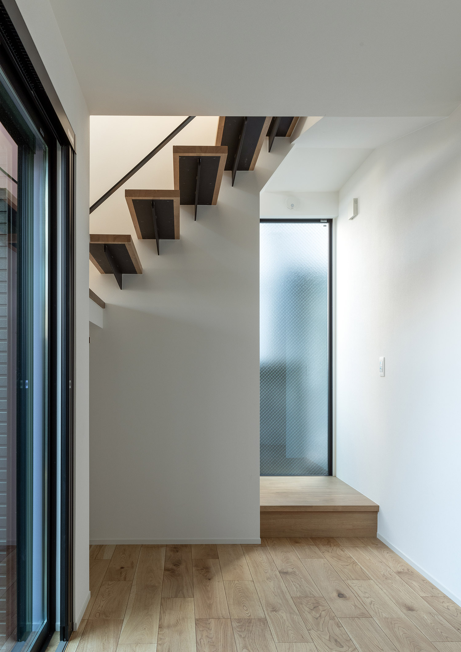 注文住宅・階段・スケルトン階段・木のぬくもり・FIX窓・自然光が入る 注文住宅・デザイン住宅建築実例_『CASE742 STEP's』_階段