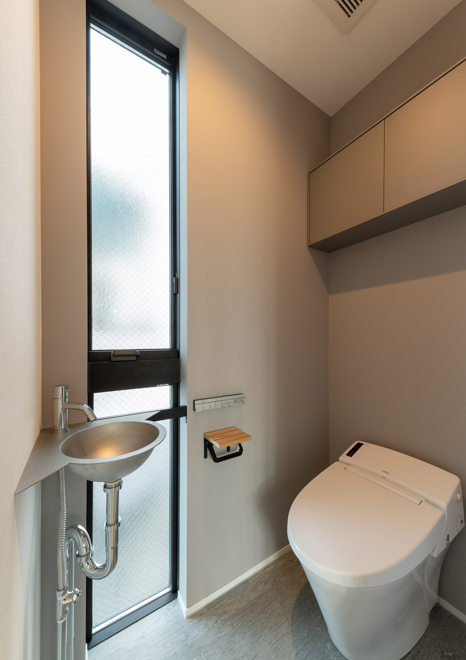 注文住宅・トイレ・シルバーの手洗いカウンター・スリット窓・明るい 注文住宅・デザイン住宅建築実例_『CASE742 STEP's』_トイレ