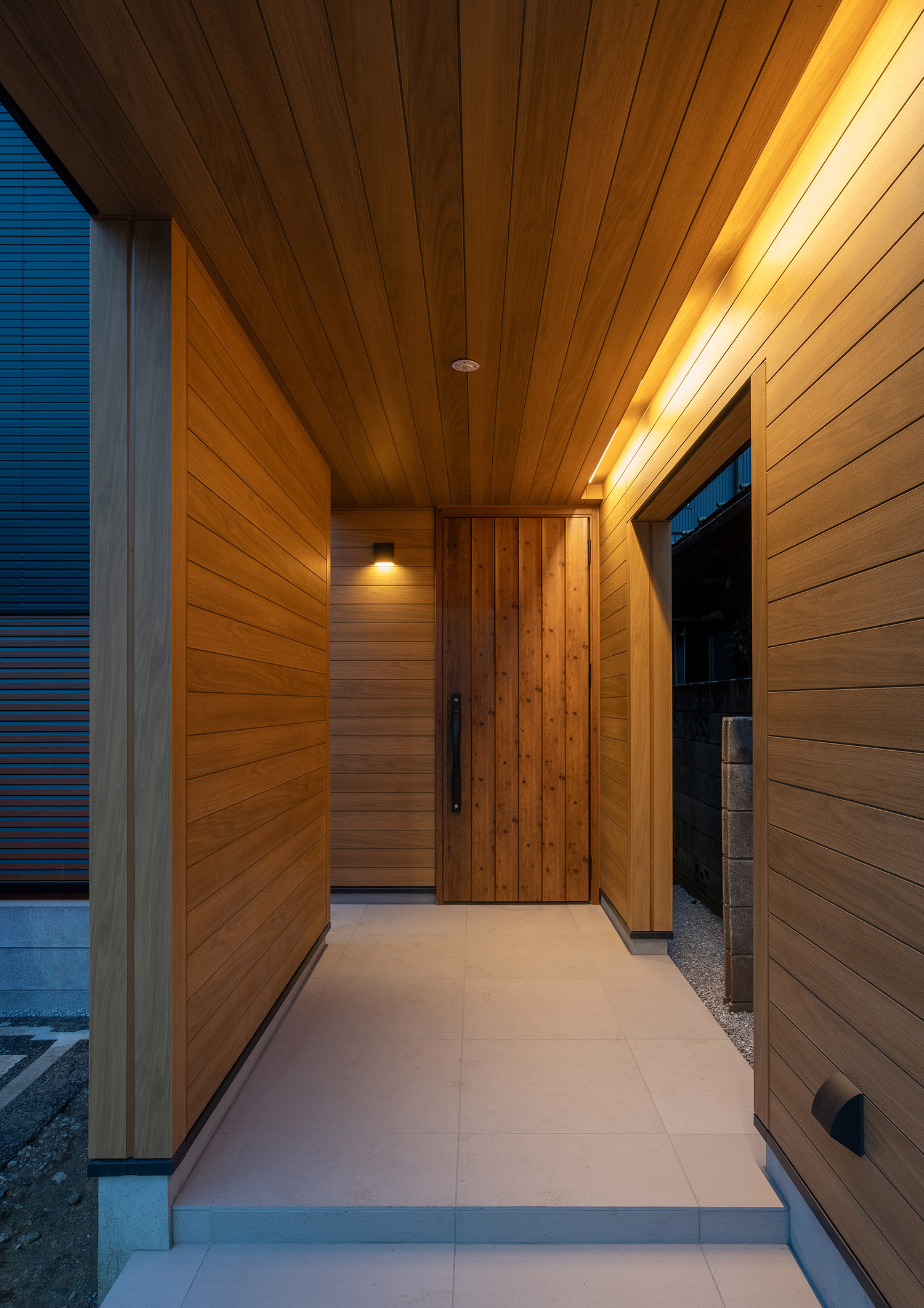 注文住宅・外観・木のアプローチ・シンプル・ネイビー 注文住宅・デザイン住宅建築実例_『CASE742 STEP's』_外観