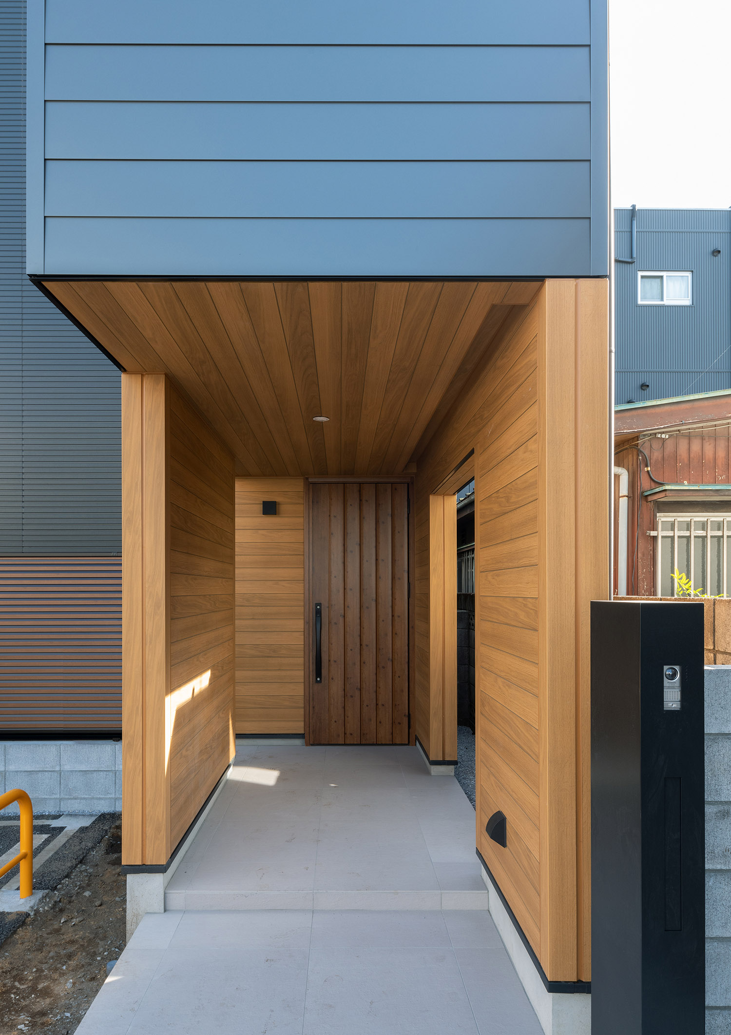注文住宅・外観・ネイビー・木のアプローチ・シンプル 注文住宅・デザイン住宅建築実例_『CASE742 STEP's』_外観