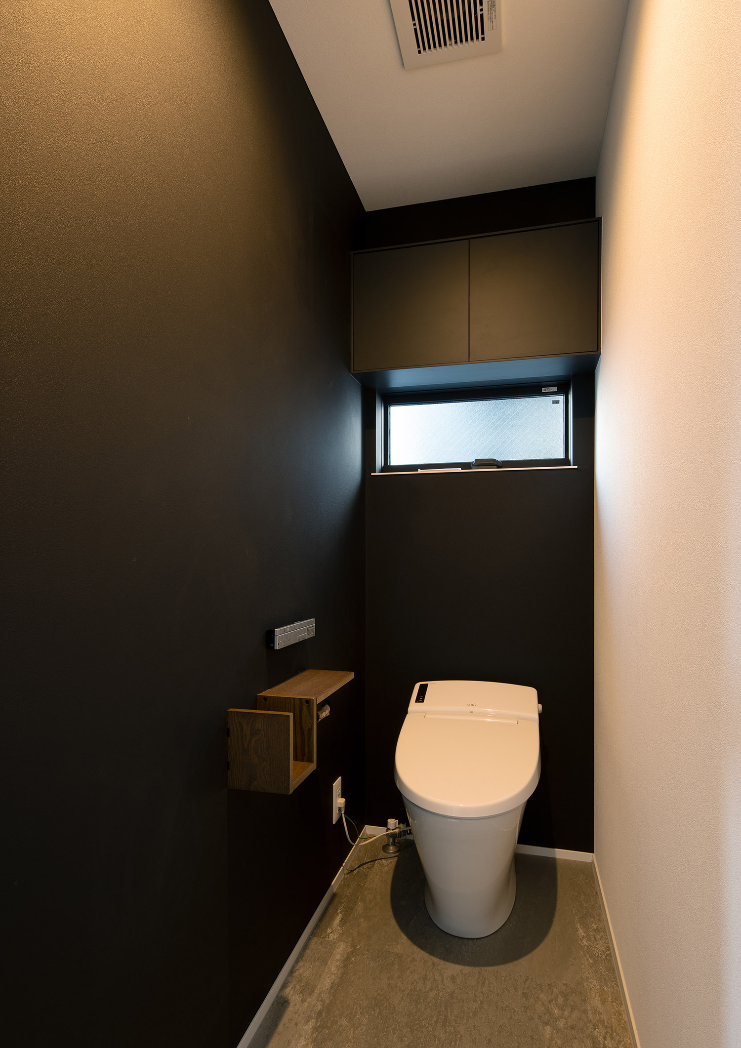 注文住宅・トイレ・スリット窓・明るい・黒を基調とした・落ち着きのある 注文住宅・デザイン住宅建築実例_『CASE742 STEP's』_トイレ