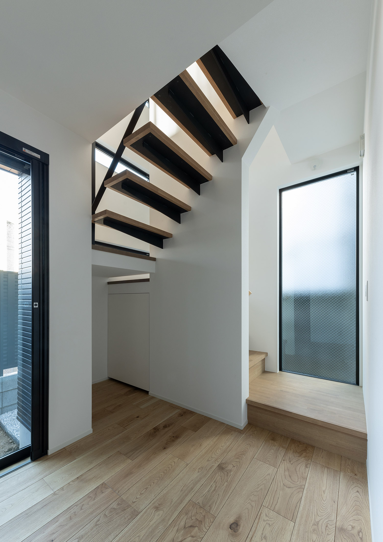 注文住宅・階段・スケルトン階段・木のぬくもり・FIX窓・自然光が入る 注文住宅・デザイン住宅建築実例_『CASE742 STEP's』_階段