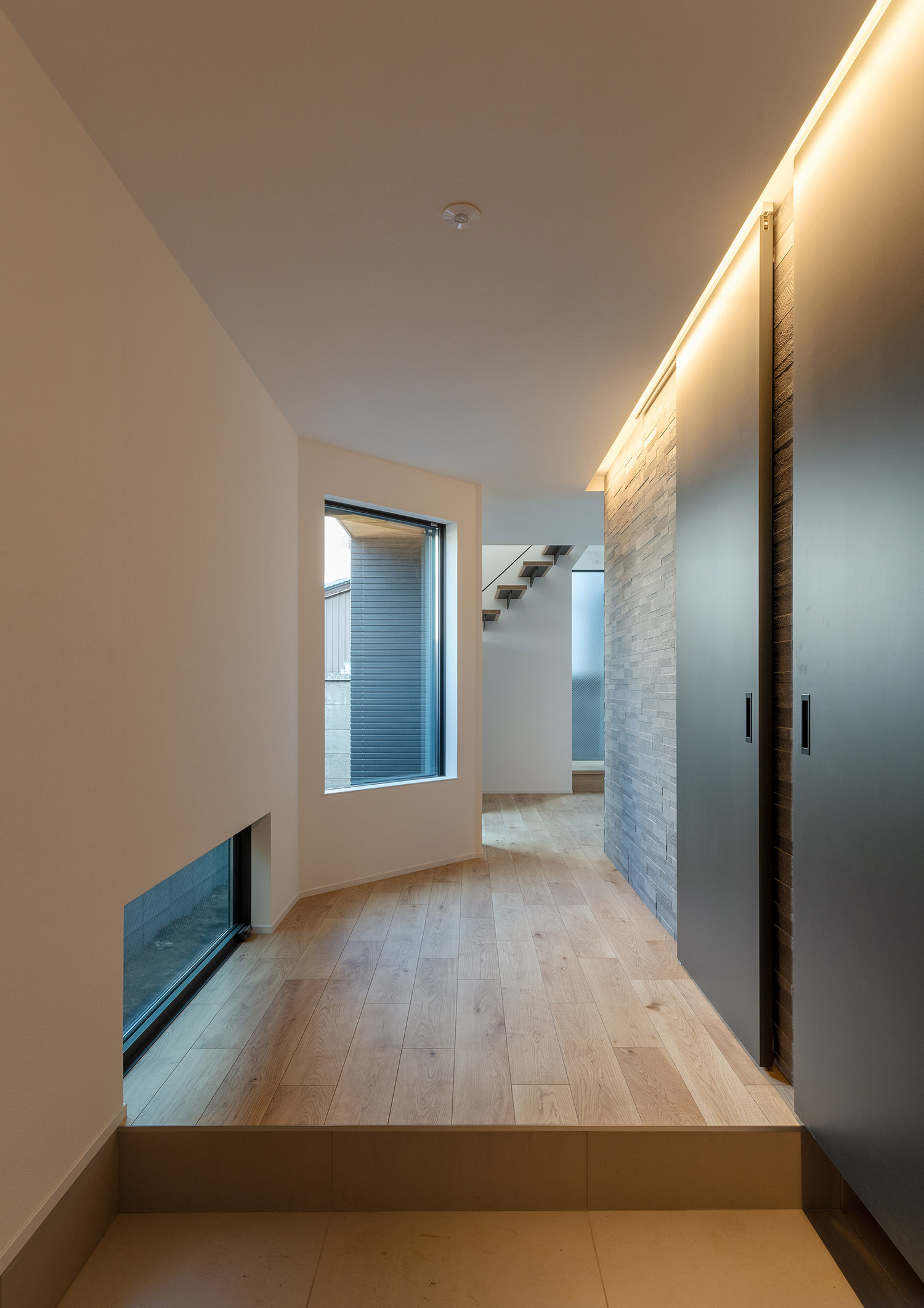 注文住宅・玄関・タイル張り・広い玄関・地窓・ホテルライク 注文住宅・デザイン住宅建築実例_『CASE742 STEP's』_玄関