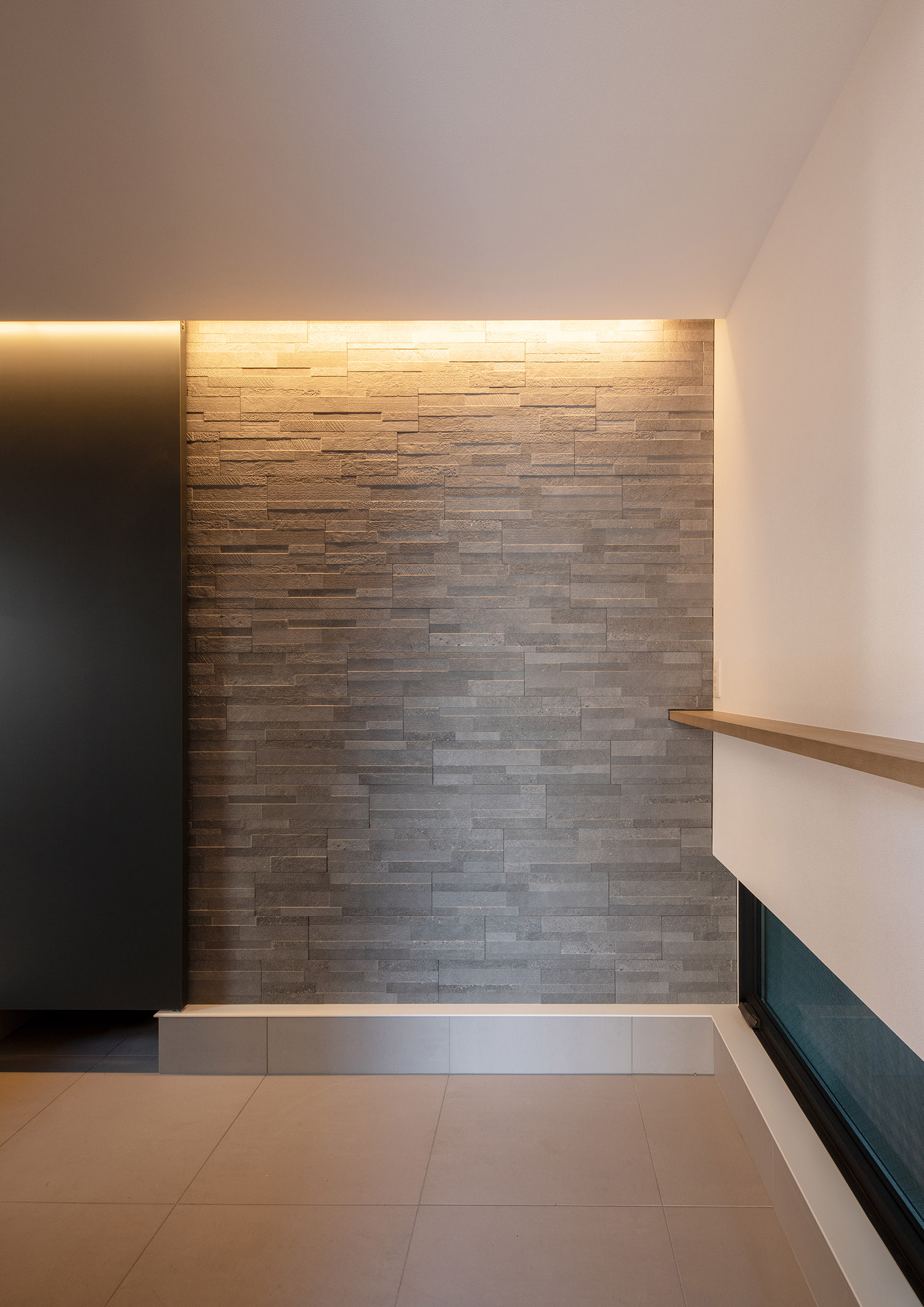 注文住宅・玄関・タイル張り・高級感のある・広い玄関・ホテルライク 注文住宅・デザイン住宅建築実例_『CASE742 STEP's』_玄関