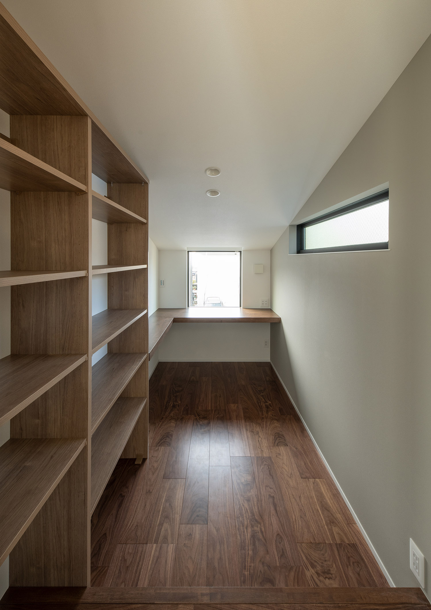 注文住宅・書斎・ワークスペース・FIX窓・スリット窓・ダークブラウンのフローリング 注文住宅・デザイン住宅建築実例_『CASE742 STEP's』_書斎