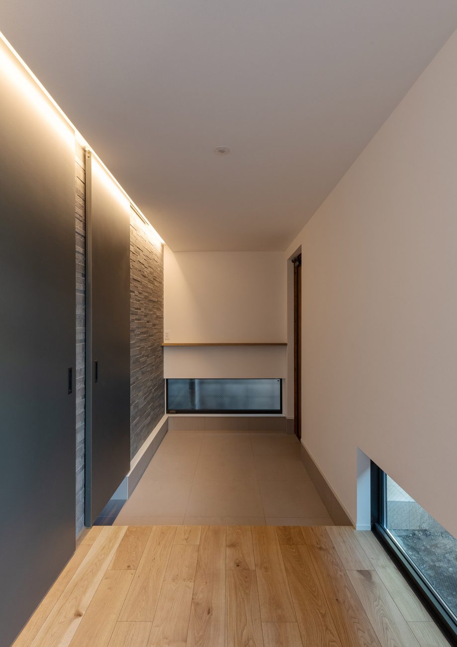 注文住宅・玄関・タイル張り・広い玄関・地窓・ホテルライク 注文住宅・デザイン住宅建築実例_『CASE742 STEP's』_玄関