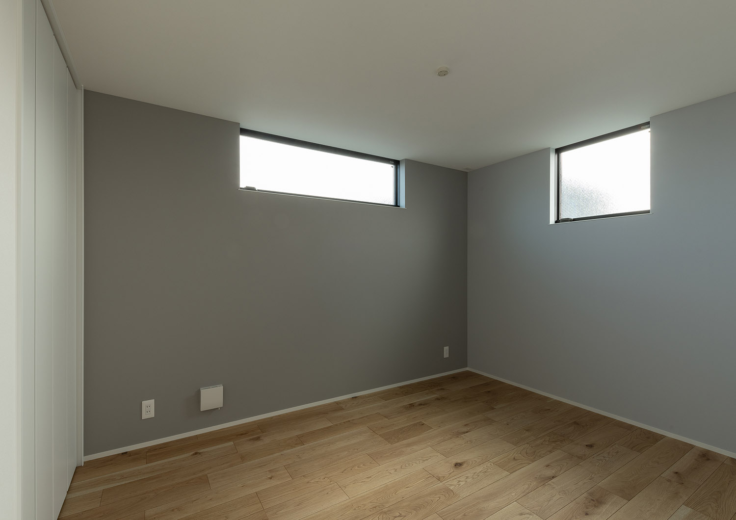 注文住宅・子供部屋・グレーの壁紙・アクセントクロス・FIX窓・スリット窓 注文住宅・デザイン住宅建築実例_『CASE742 STEP's』_子供部屋