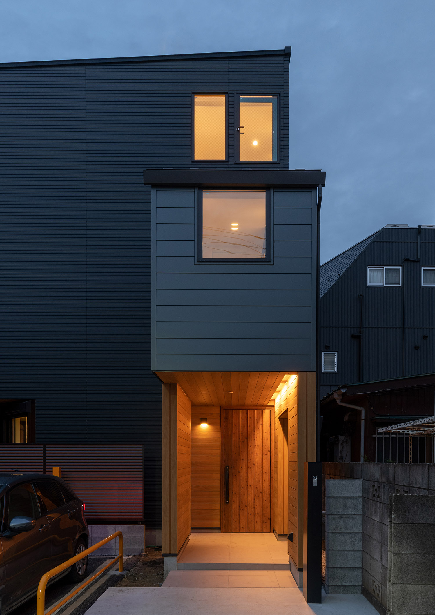 注文住宅・外観・ネイビー・木のアプローチ・シンプル 注文住宅・デザイン住宅建築実例_『CASE742 STEP's』_外観