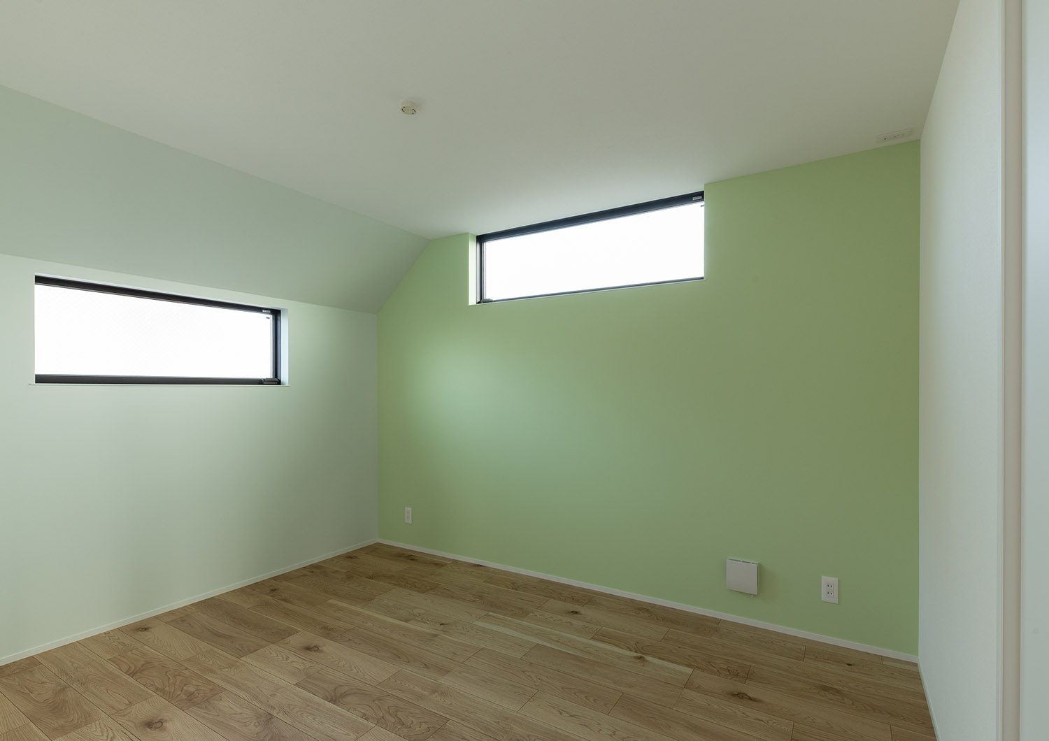 注文住宅・子供部屋・アクセントクロス・グリーンの壁紙 注文住宅・デザイン住宅建築実例_『CASE742 STEP's』_子供部屋