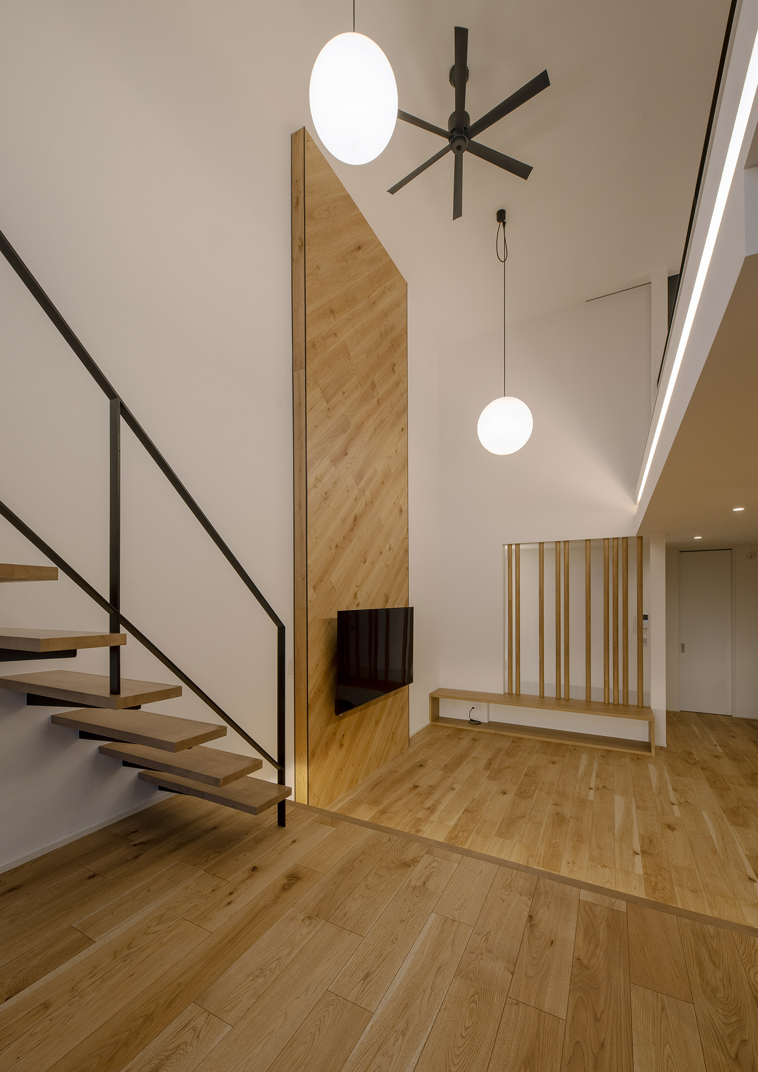 注文住宅・LDK・吹き抜け・スキップフロア・大開口・明るいリビング・スケルトン階段 注文住宅・デザイン住宅建築実例_『CASE742 STEP's』_LDK