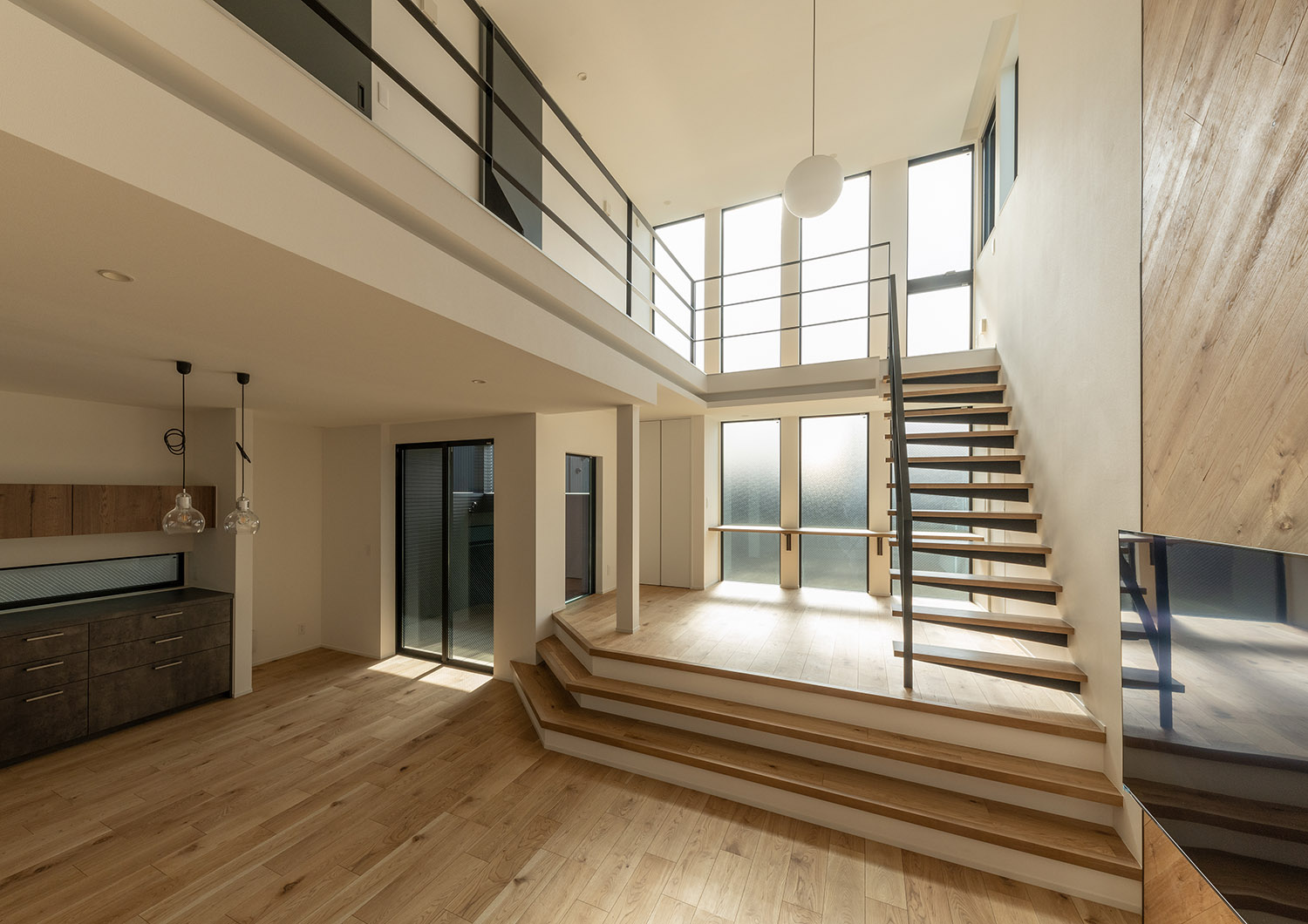 注文住宅・LDK・吹き抜け・スキップフロア・大開口・明るいリビング・スケルトン階段 注文住宅・デザイン住宅建築実例_『CASE742 STEP's』_LDK