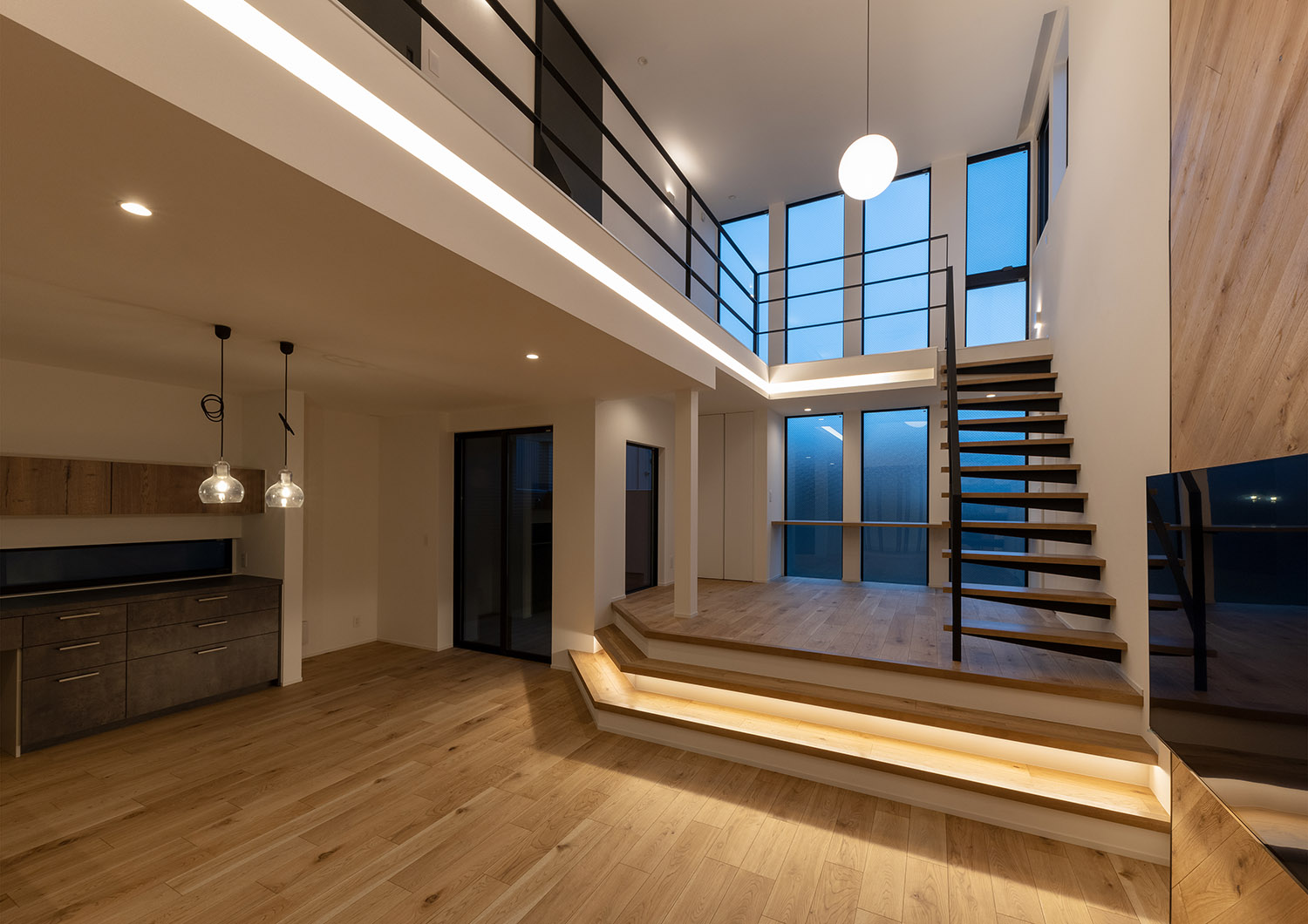 注文住宅・LDK・吹き抜け・スキップフロア・大開口・明るいリビング・スケルトン階段 注文住宅・デザイン住宅建築実例_『CASE742 STEP's』_LDK