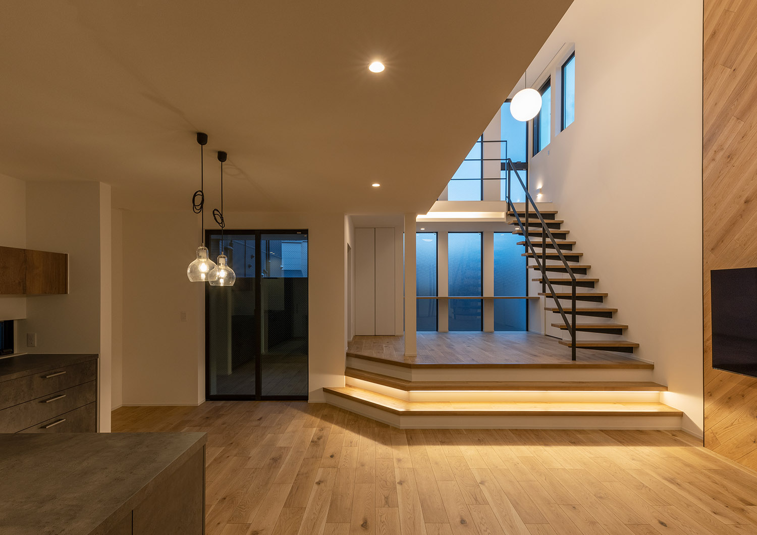 注文住宅・LDK・吹き抜け・スキップフロア・大開口・明るいリビング・ナチュラル 注文住宅・デザイン住宅建築実例_『CASE742 STEP's』_LDK