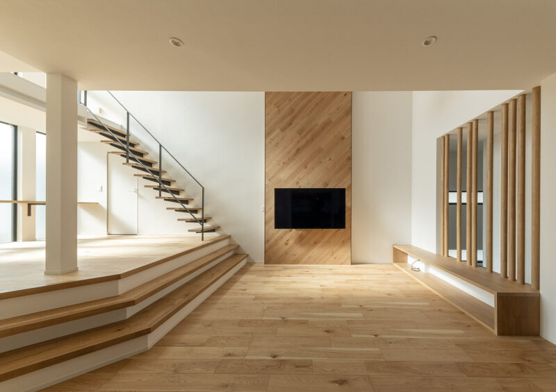 スキップフロアがつなぐ開放的な空間で、家族の気配を感じられるLDK