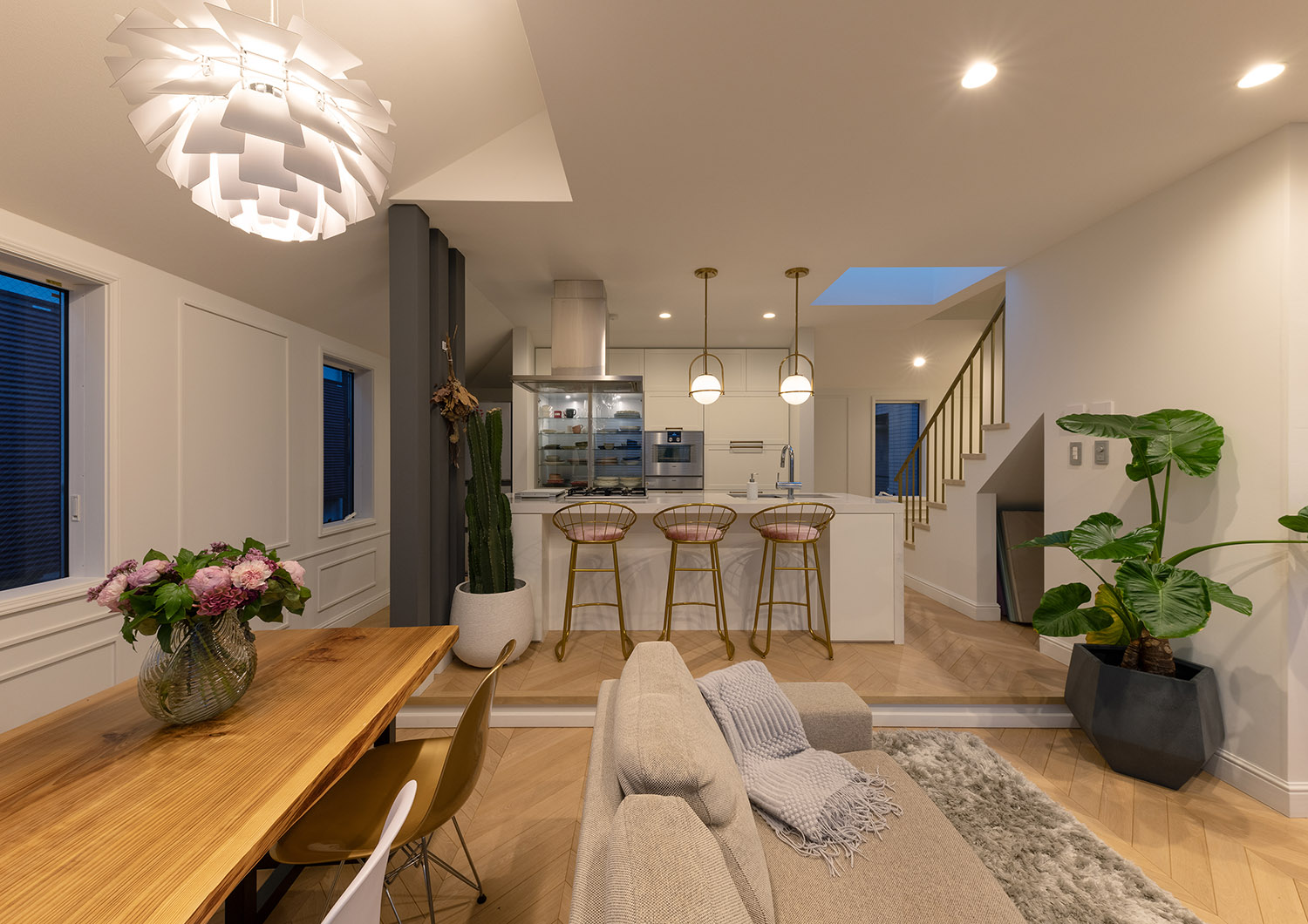 注文住宅・LDK・モダン・ヘリンボーンの床・観葉植物のある家・カウンターキッチン 注文住宅・デザイン住宅建築実例_『CASE743 two-sidedness』_LDK