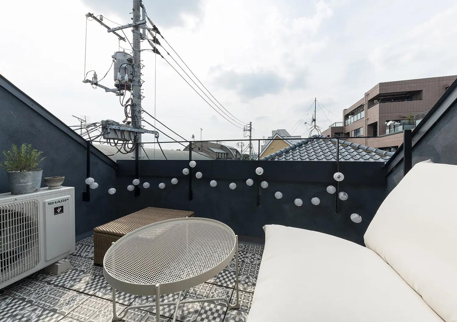屋外の開放感を味わえるルーフバルコニー