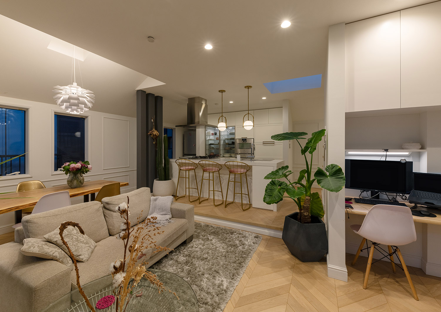 注文住宅・LDK・モダン・ヘリンボーンの床・ワークスペース・デスクスペース・観葉植物のある家・明るいリビング 注文住宅・デザイン住宅建築実例_『CASE743 two-sidedness』_LDK