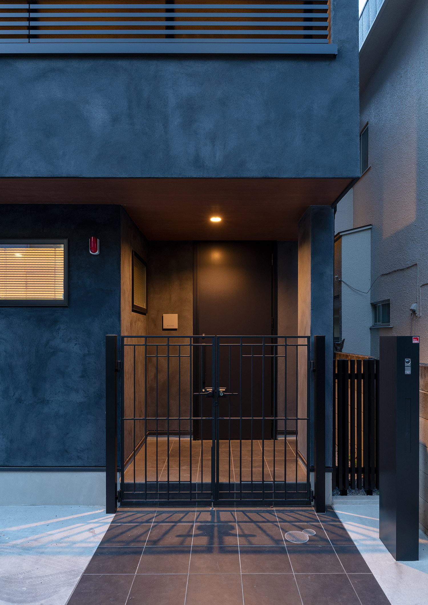 注文住宅・外観・玄関アプローチ・アイアンの門扉 注文住宅・デザイン住宅建築実例_『CASE743 two-sidedness』_外観