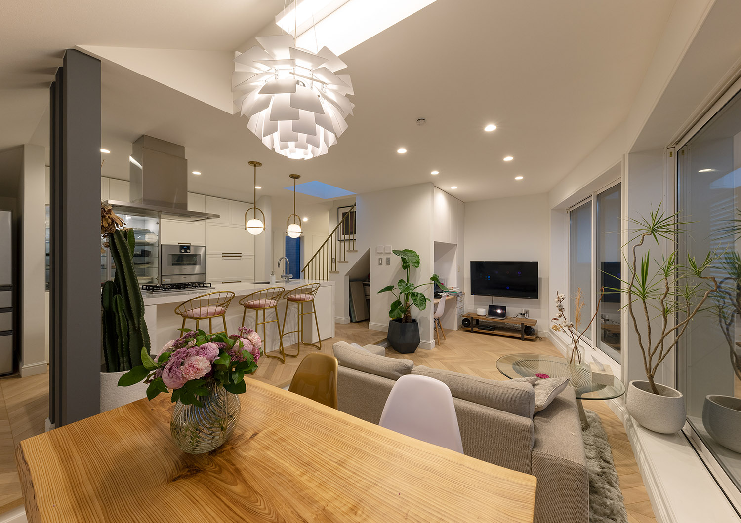 注文住宅・LDK・モダン・ヘリンボーンの床・観葉植物のある家・明るいリビング 注文住宅・デザイン住宅建築実例_『CASE743 two-sidedness』_LDK