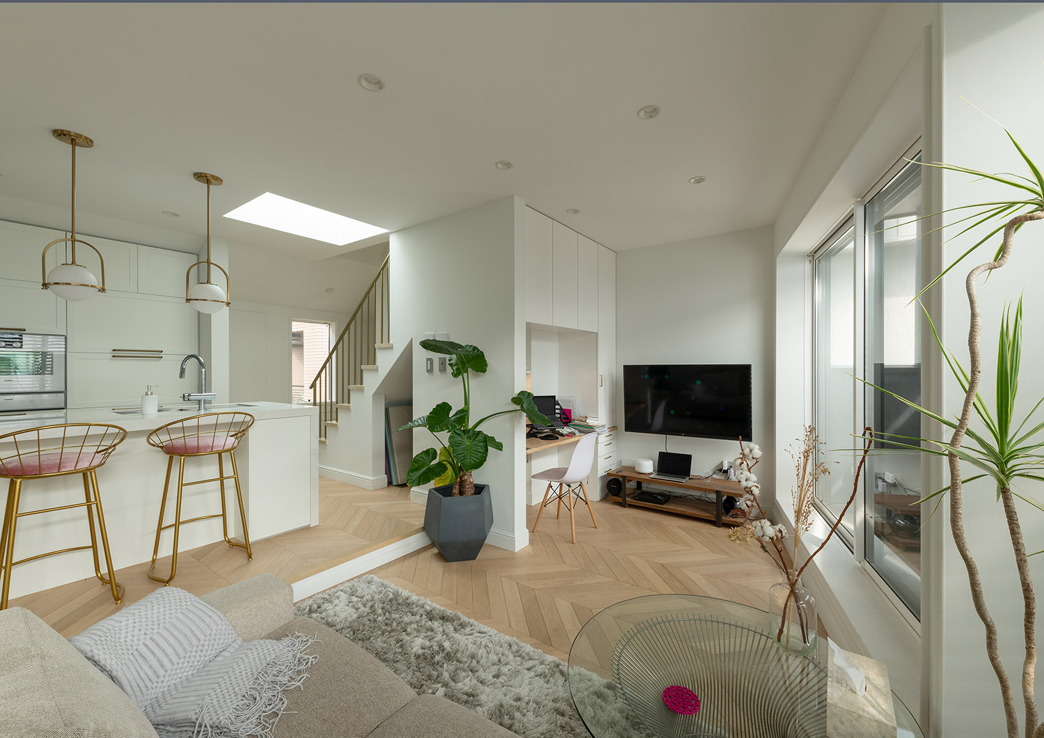 注文住宅・LDK・モダン・ヘリンボーンの床・観葉植物のある家・明るいリビング 注文住宅・デザイン住宅建築実例_『CASE743 two-sidedness』_LDK