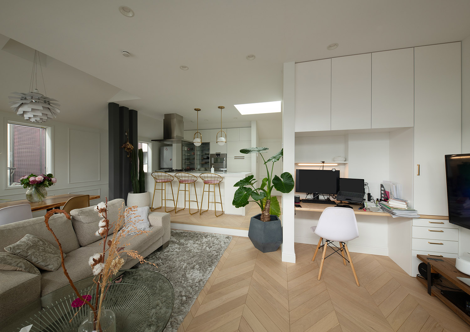 注文住宅・LDK・モダン・ヘリンボーンの床・ワークスペース・デスクスペース・観葉植物のある家・明るいリビング 注文住宅・デザイン住宅建築実例_『CASE743 two-sidedness』_LDK