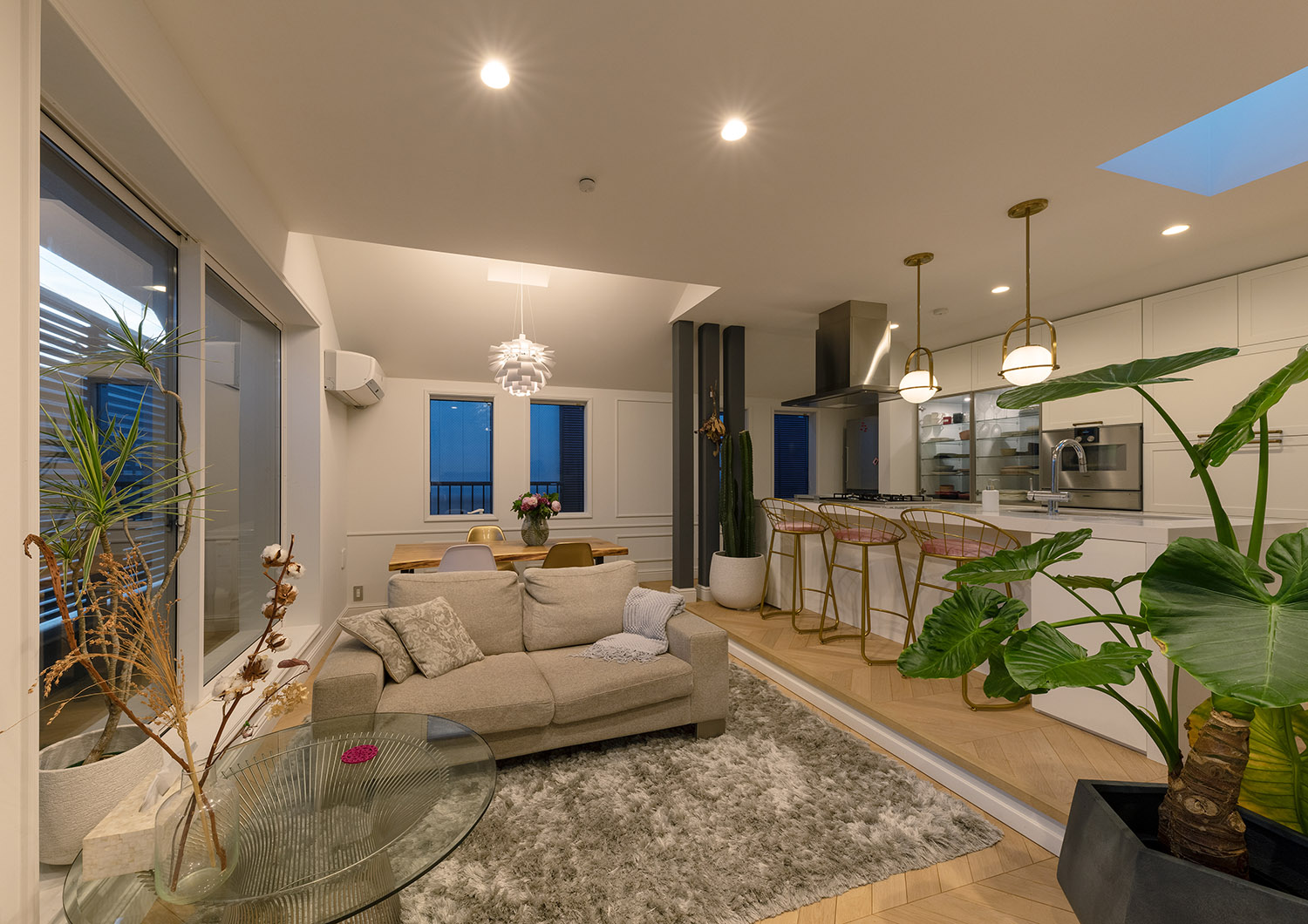 注文住宅・LDK・モダン・ヘリンボーンの床・観葉植物のある家・明るいリビング 注文住宅・デザイン住宅建築実例_『CASE743 two-sidedness』_LDK