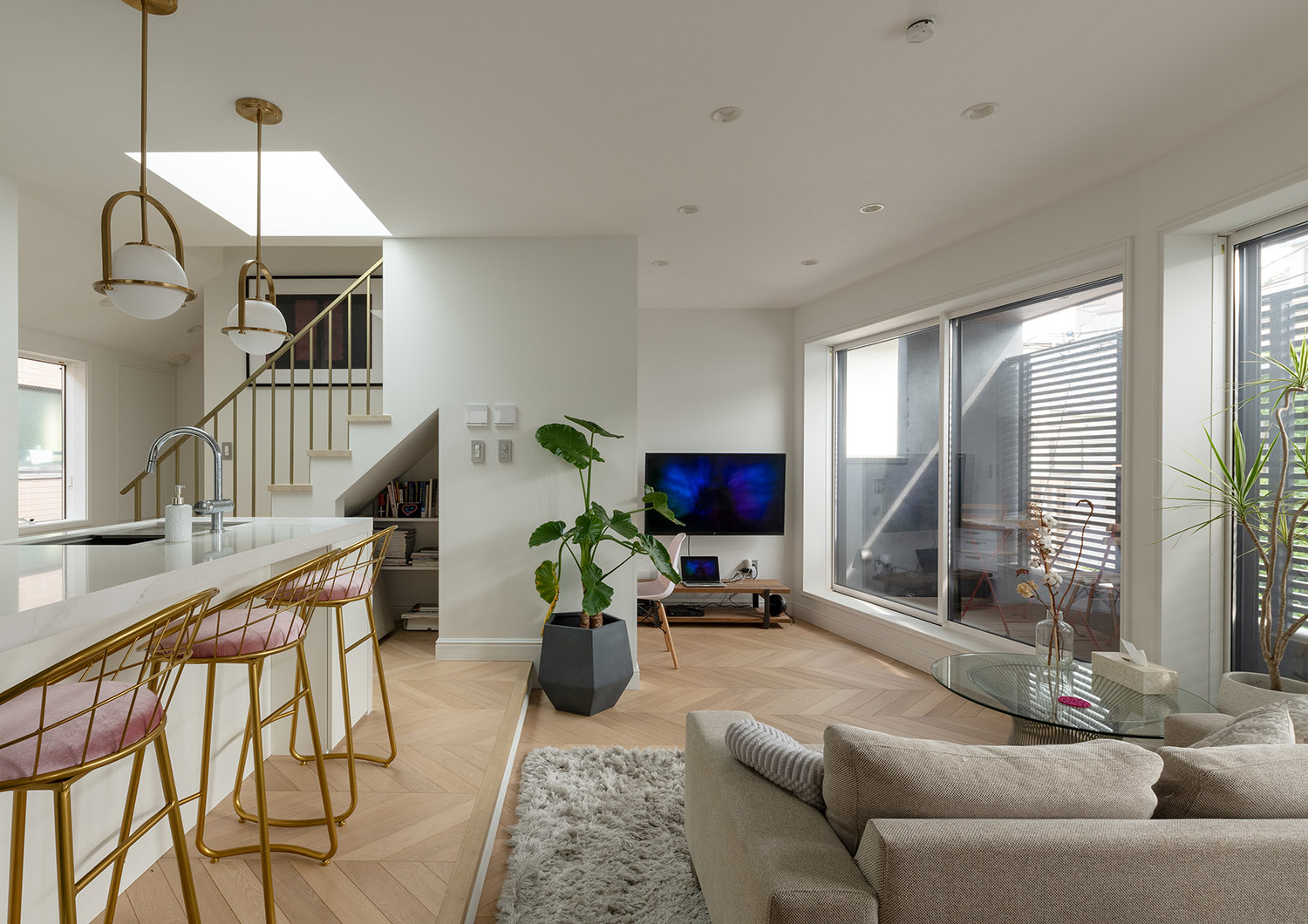 注文住宅・LDK・モダン・ヘリンボーンの床・大開口サッシ・開放感のある・観葉植物のある家・カウンターキッチン 注文住宅・デザイン住宅建築実例_『CASE743 two-sidedness』_LDK