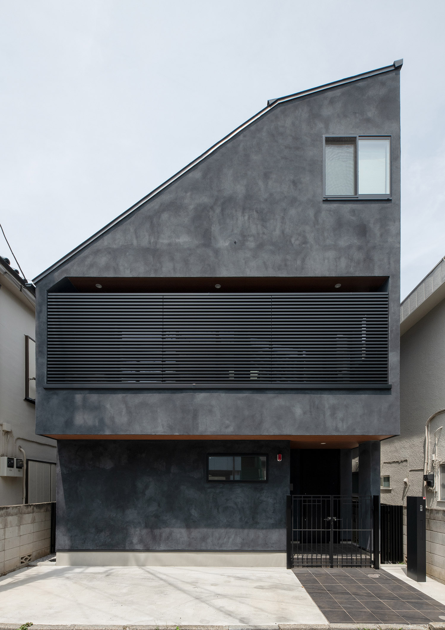 CASE743 内外で印象が変わる狭小住宅