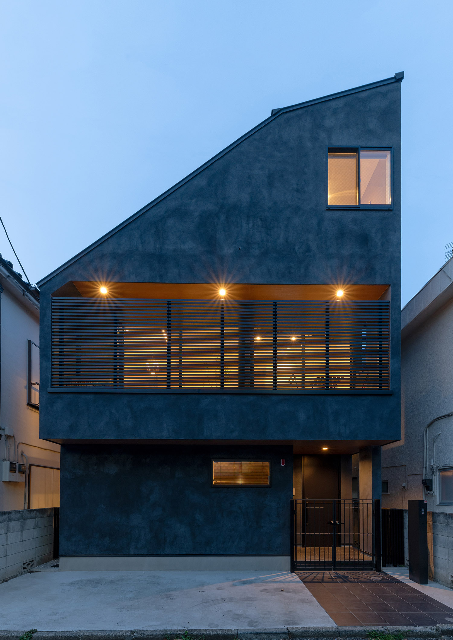 注文住宅・外観・黒を基調とした・狭小住宅・ルーバーの目隠し・シンプルな外観 注文住宅・デザイン住宅建築実例_『CASE743 two-sidedness』_外観