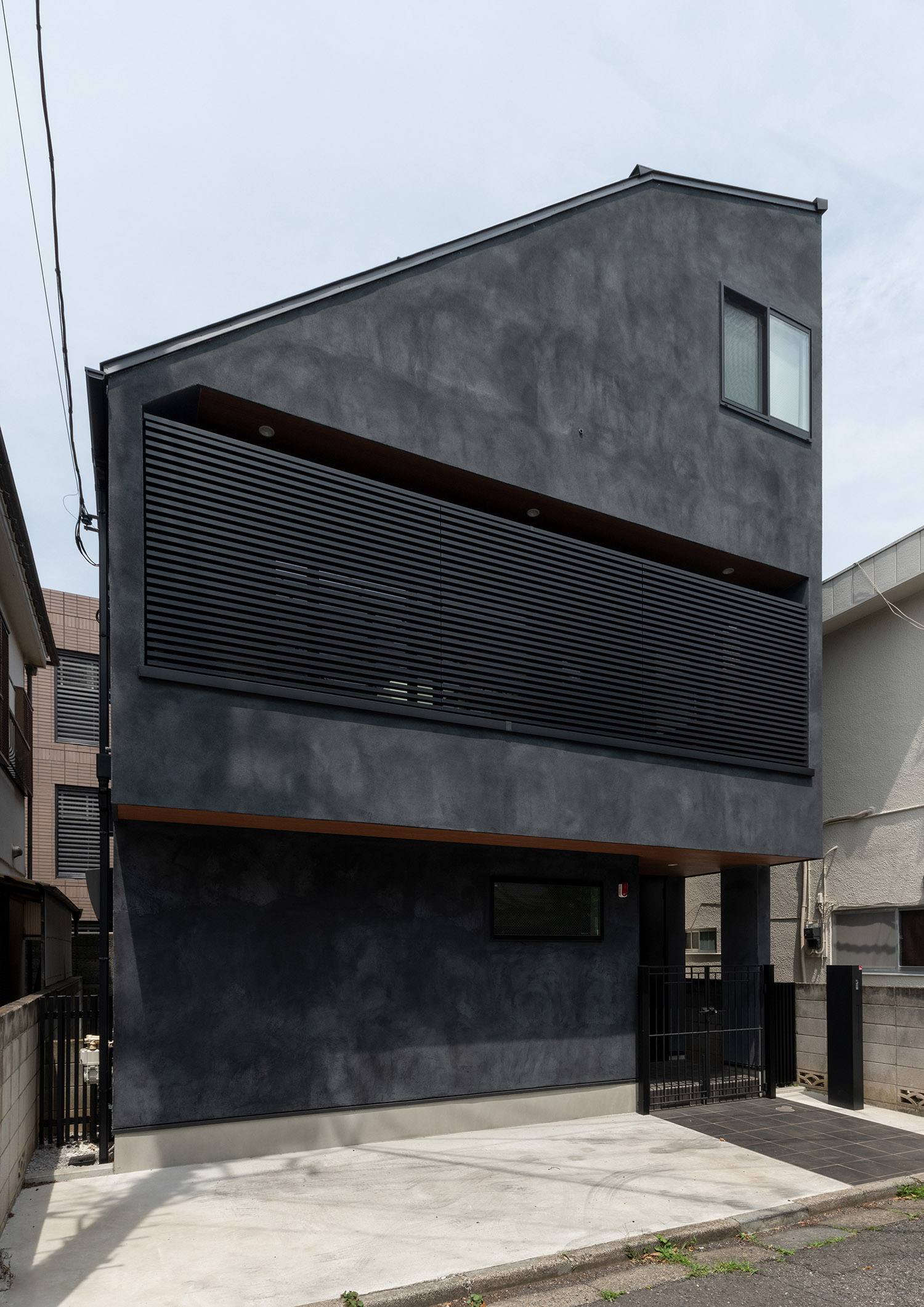 注文住宅・外観・黒を基調とした・狭小住宅・ルーバーの目隠し・シンプルな外観 注文住宅・デザイン住宅建築実例_『CASE743 two-sidedness』_外観