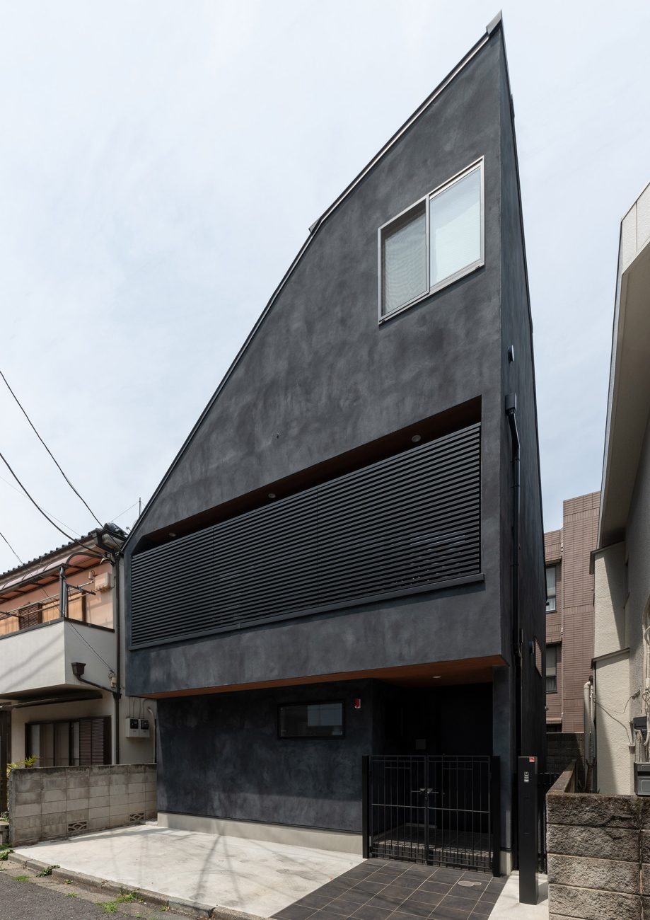 注文住宅・外観・黒を基調とした・狭小住宅・ルーバーの目隠し・シンプルな外観 注文住宅・デザイン住宅建築実例_『CASE743 two-sidedness』_外観