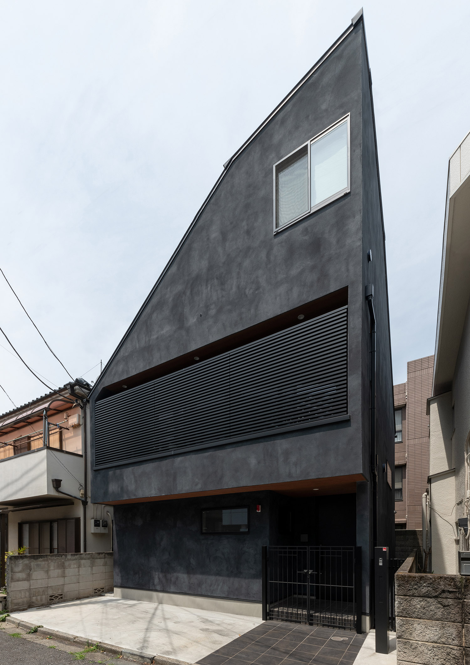 注文住宅・外観・黒を基調とした・狭小住宅・ルーバーの目隠し・シンプルな外観 注文住宅・デザイン住宅建築実例_『CASE743 two-sidedness』_外観